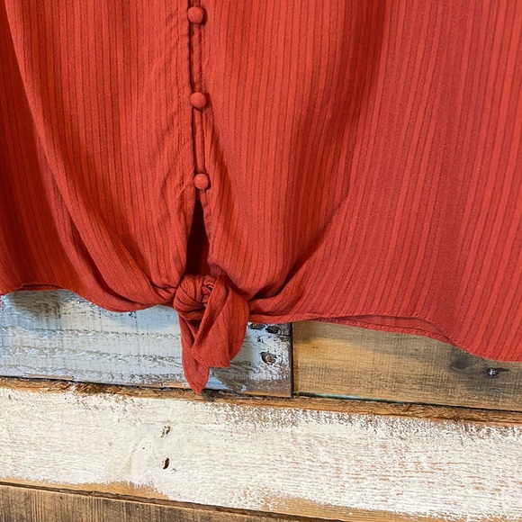 NWT Sanctuary 3/4 Sleeve Tie Front Detail Ruched Button Front Top. - Picture 4 of 7